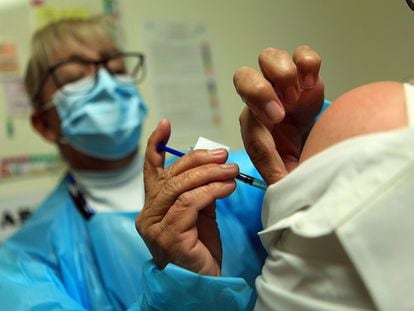 Una trabajadora sanitaria coloca una vacuna contra la covid-19 en el Hospital General de Ciudad Juárez (México), el 21 de enero.