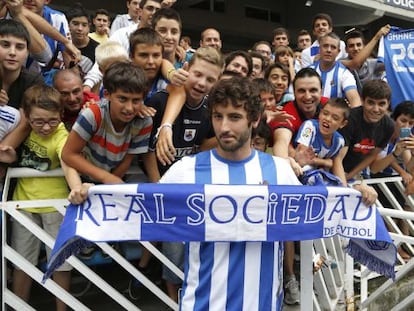 El nuevo jugador de la Real Sociedad, Esteban Granero, rodeado de niños en Zubieta.