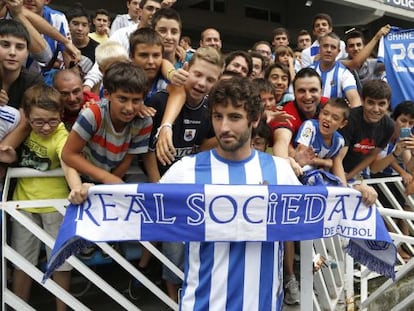 El nuevo jugador de la Real Sociedad, Esteban Granero, rodeado de niños en Zubieta. 