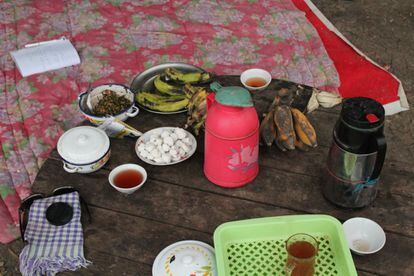 Plátanos, té y unos caramelos azucarados son la cena esta noche en el campamento de Letpadaung.