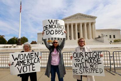 Tres mujeres protestaban ante el Supremo, el 2 de noviembre de 2022. En los carteles reivindican el voto para restaurar el derecho al aborto.