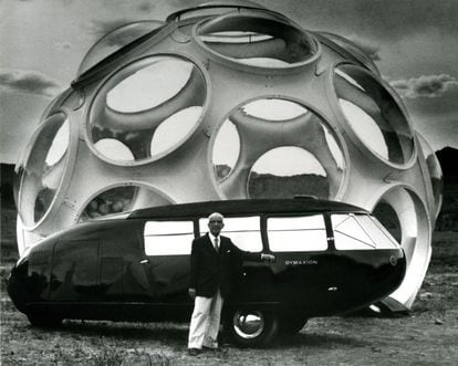 Buckminster Fuller delante de su Dymaxion car y el FlyesEye Dome en su 85 cumpleaños.