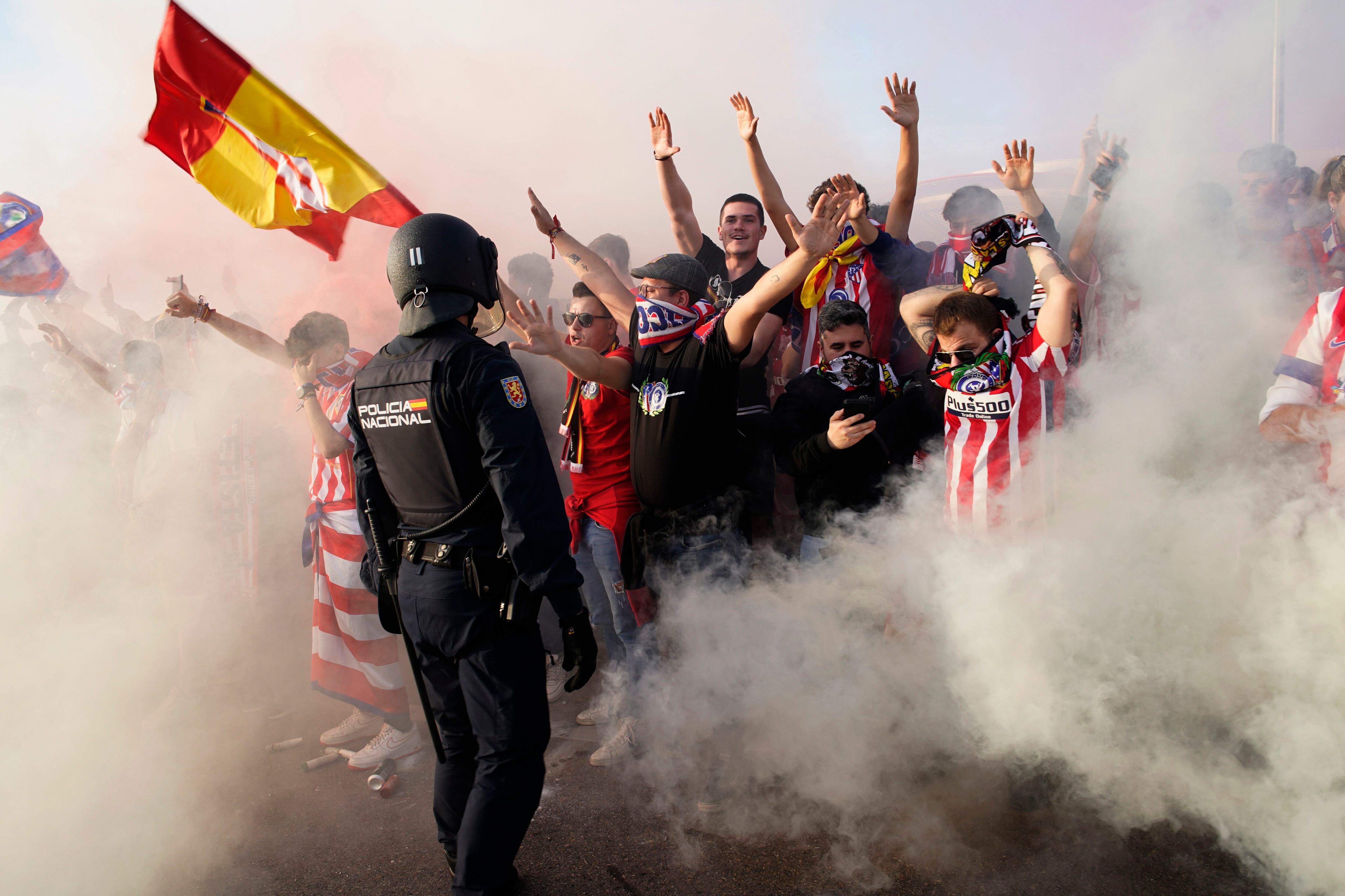Agentes de polcía escoltan a los seguidores del Atlético de Madrid. 