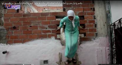 La madre de Hayat baja baja mediante una escalera de madera a una habitación de su casa. © Chouf TV
