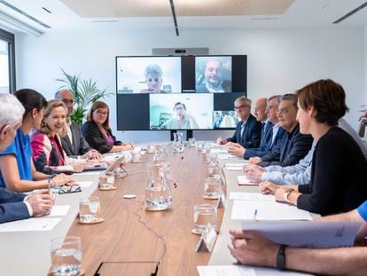 El Grupo de Expertos del PERTE chip junto a la vicepresidenta Nadia Calviño, durante su primera reunión, el pasado julio en Madrid.