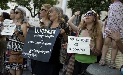 Concentración en Sevilla en apoyo a la víctima de una violación en grupo en Manresa en 2016.