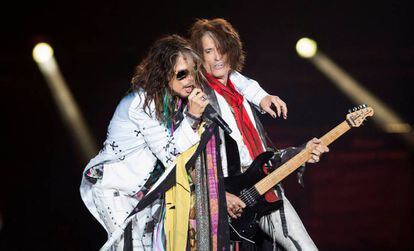 El cantante Steven Tyler, a la izquierda, y el guitarrista Joe Perry de Aerosmith, en California.