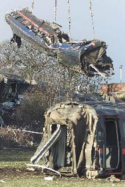 Una grúa levanta ayer un vagón del tren siniestrado en Yorkshire.