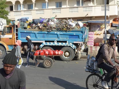 Un camion avec des ordures du marché de Saint-Louis.