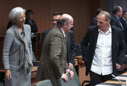 El ministro de Economía español Luis de Guindos y el griego Yanis Varoufakis.