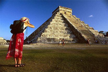 La pirámide maya-tolteca de Kukulcán, una de las grandes atracciones en Chichén-Itzá. Dos de sus escalinatas, cada una de 91 peldaños, son accesibles al público. Fue construida principalmente en el siglo X.