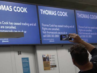 Mostradores vacíos de Thomas Cook, en el aeropuerto de Gatwick, Londres, este lunes. En vídeo, las claves para reclamar.