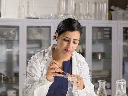 Jalila Essaïdi en el laboratorio, trabajando en su proyecto Mestic con el que creó tejido a partir de estiércol.