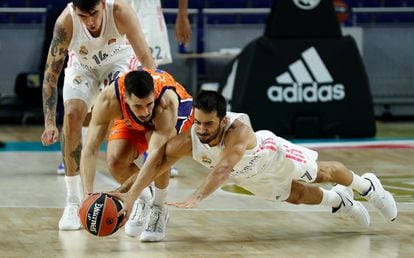 Campazzo intenta robar el balón a Kalinic