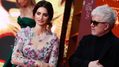 La actriz Penélope Cruz y el director Pedro Almodóvar, este sábado en Málaga en los Premios Goya. En vídeo, Penélope Cruz comenta la noticia desvelada por Almodóvar.