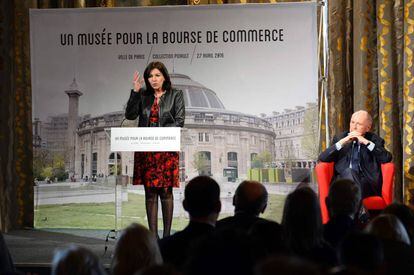 Mayor of Paris Anne Hidalgo (L) speaks while French businessman Francois Pinault (R) listens as they hold a joint press conference to announce an art museum project within the Bourse du Commerce building in central Paris which will house Pinault&#039;s private art collection, on April 27, 2016, in Paris.
 One of the world&#039;s biggest private art collections is to be housed in a new Paris museum within a stone&#039;s throw of the Louvre, the French billionaire said on April 27. Francois Pinault, the luxury goods mogul who also owns the auction house Christie&#039;s, is taking over the Bourse de Commerce in the centre of the French capital to show his 1.4-billion-dollar (1.2-billion-euro) collection of modern masters.
  / AFP PHOTO / BERTRAND GUAY