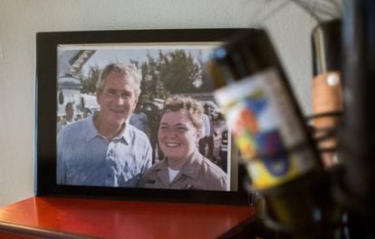 Dremann, cuando era mujer, en una fotografía en su casa con el expresidente Bush