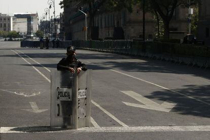 Se instalaron vallas metálicas y vigilancia policial en el centro de la Ciudad de México. Un policía vigila el acceso al Zócalo por la visita de la vicepresidenta estadounidense.