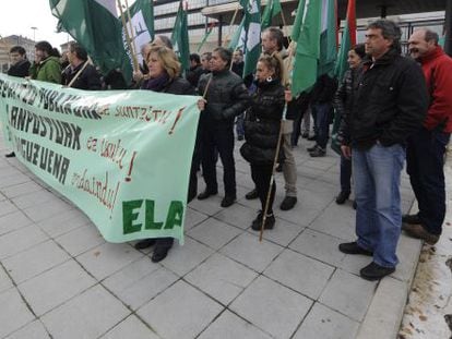Un momento de la concentraci&oacute;n convocada por ELA ante la sede del Gobierno en Vitoria.