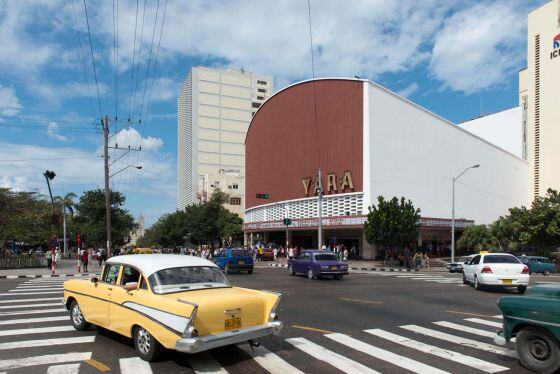 Un Chevrolet de 1957 pasa por la mítica esquina de las calles L y 23, donde se sitúa el cine Yara.