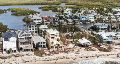 Una foto aérea muestra los daños causados a las viviendas tras el paso del huracán en Bonita Shores.