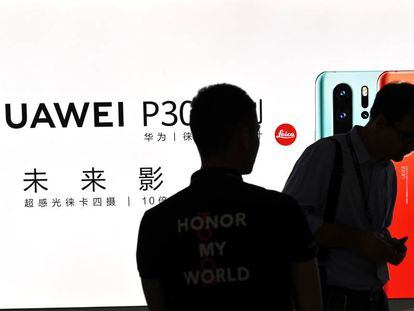 Visitantes del estand de Huawei en el Congreso Mundial del Móvil de Shanghái (China), el pasado día 26.