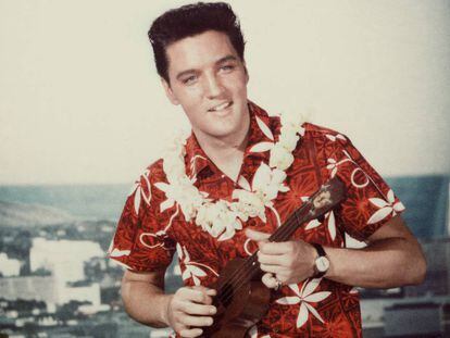 Elvis Presley lleva la única camisa hawaiana de este artículo.