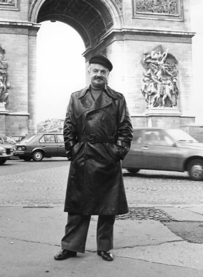 Piazzolla en el Arco del Triunfo de París, en 1977.