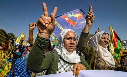 Kurdos sirios, en una manifestación tras el anuncio de la ofensiva, el pasado lunes en Ras al-Ain (Siria).