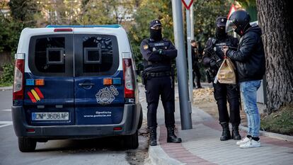 Un vehículo y varios agentes de Policía Nacional en las inmediaciones de la embajada de Ucrania tras ser acordonada el pasado día 2 de diciembre.