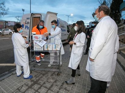 Personal del servicio de farmacia del Hospital Clínico Universitario de Zaragoza recibe una remesa de la vacuna de AstraZeneca.