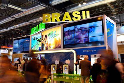 Varios visitantes en el stand de Brasil en Fitur.