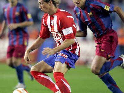 Edmilson persigue a Fernando Torres en una jugada.