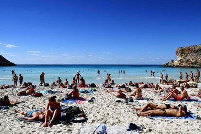 Turistas disfrutan de una tarde de baño en la playa de Isla Conejo.