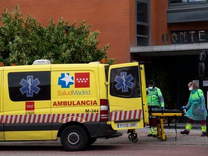 Personal sanitario a las puertas de la residencia MonteHermoso de Madrida primera hora de la tarde de este martes