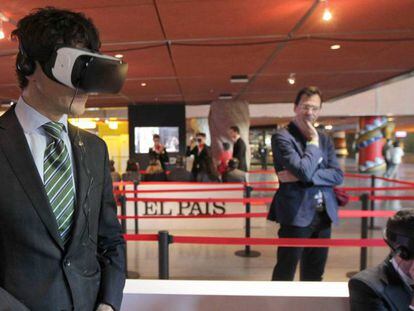 El diputado general de Bizkaia con las gafas de realidad virtual en la inauguración