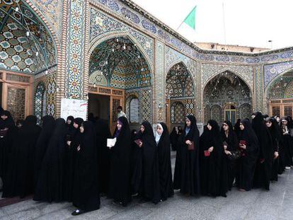 Varias mujeres esperan para votar en la ciudad santa de Qom.