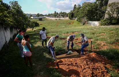 Un funeral de una víctima de coronavirus en el cementerio Campo Santo de Porto Alegre, en Brasil, este 6 de abril.