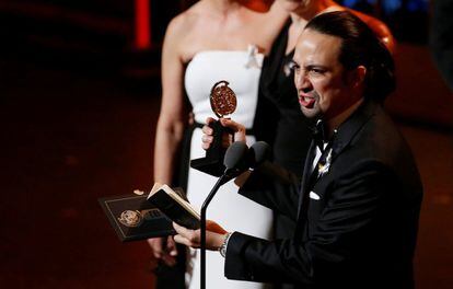 Lin-Manuel Miranda recoge uno de los 11 premios obtenidos por 'Hamilton' a lo largo de la ceremonia.