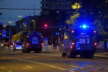 Vehículos de la policía alemana se dirigen a la concentración.