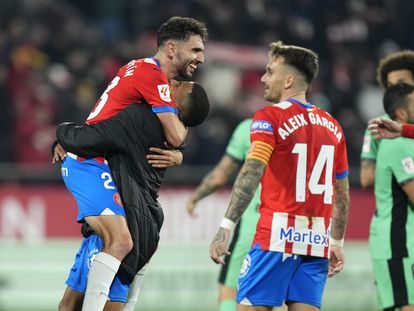 Los jugadores del Girona Iván Martín y Sávio celebran su victoria y el gol del primero a la finalización del encuentro.