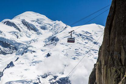 Ver un paisaje montañoso desde una cima, aunque no sea la más alta, es un espectáculo que vale la pena. El teleférico panorámico que une la localidad francesa de Chamonix con el Aiguille du Midi, junto al Mont-Blanc, es uno de los más famosos del mundo.
