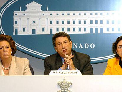De izquierda a derecha, Rita Barberá (PP), Francisco Vázquez (PSOE) y Rosa Aguilar (IU), en el Senado.