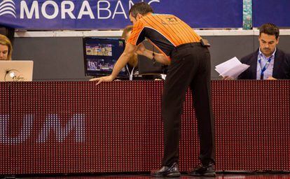 El &aacute;rbitro Alberto Conde revisa el Instant Replay en un partido de la ACB.