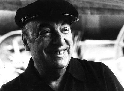 Pablo Neruda, cuya antología (portada a la derecha) publica mañana EL PAÍS.