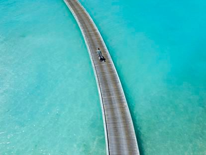 Un puente para ir en bici entre las aguas cristalinas de Maldivas.