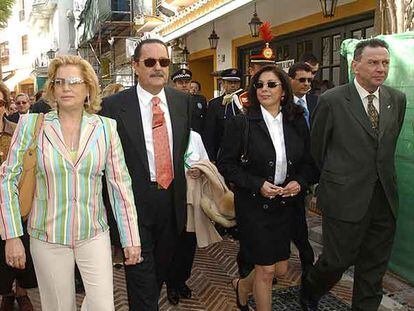 De izquierda a derecha, Maite Zaldívar, Julián Muñoz e Isabel Pantoja.