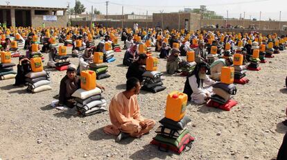Cientos de personas reciben ayuda humanitaria de la organización benéfica musulmana Ummah en Kandahar (Afganistán) el 5 de abril de 2018.