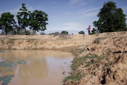 Los alrededores de la casa de Phaly permanecen secos en plena época de siembras.