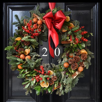 Corona de Navidad con diferentes motivos navideños. GETTY IMAGES.